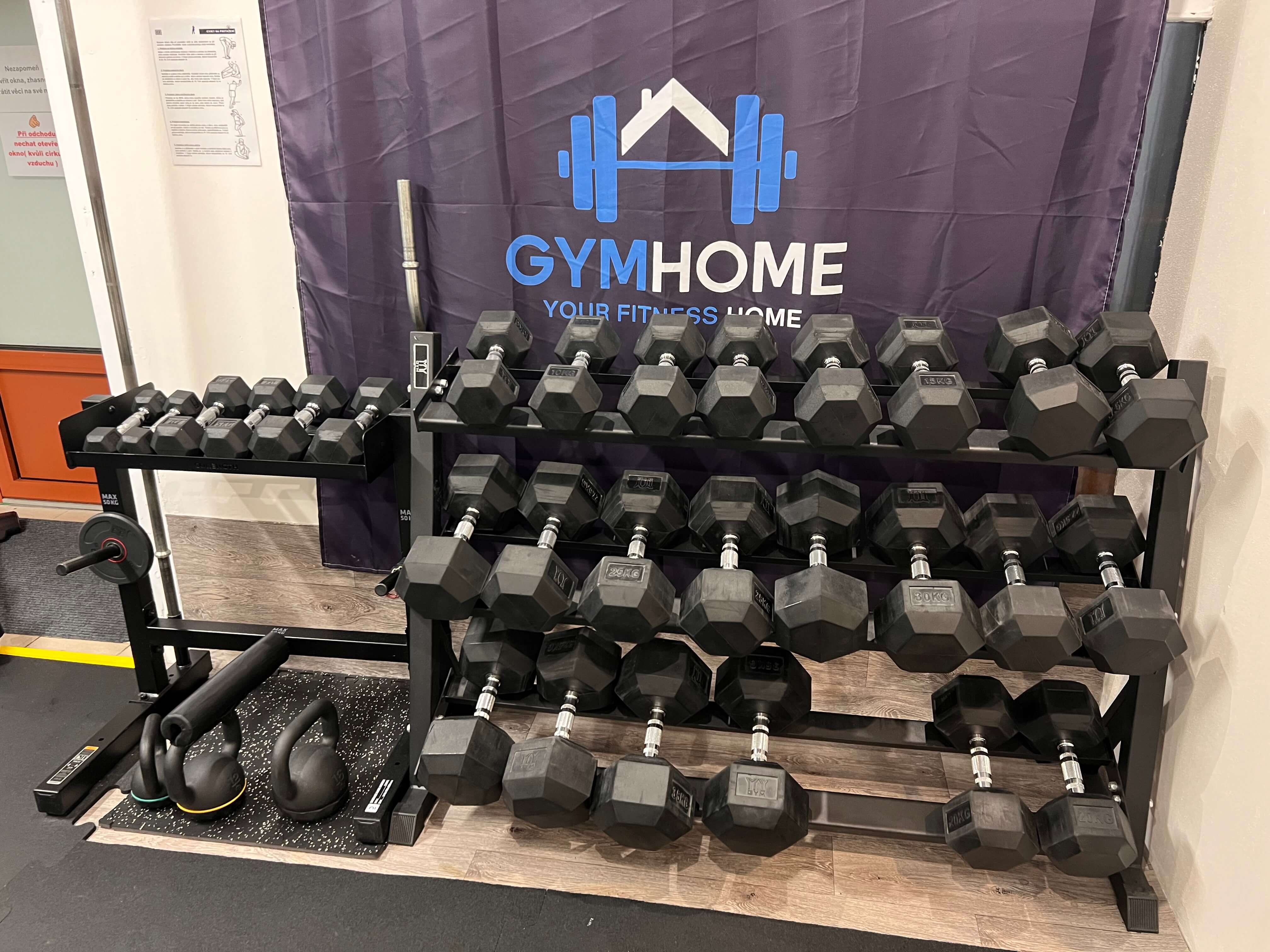 Činky od 2.5kg do 35kg, kettlebely 8,12,16Kg, tricepsová osa, vzpěračská tyč.
