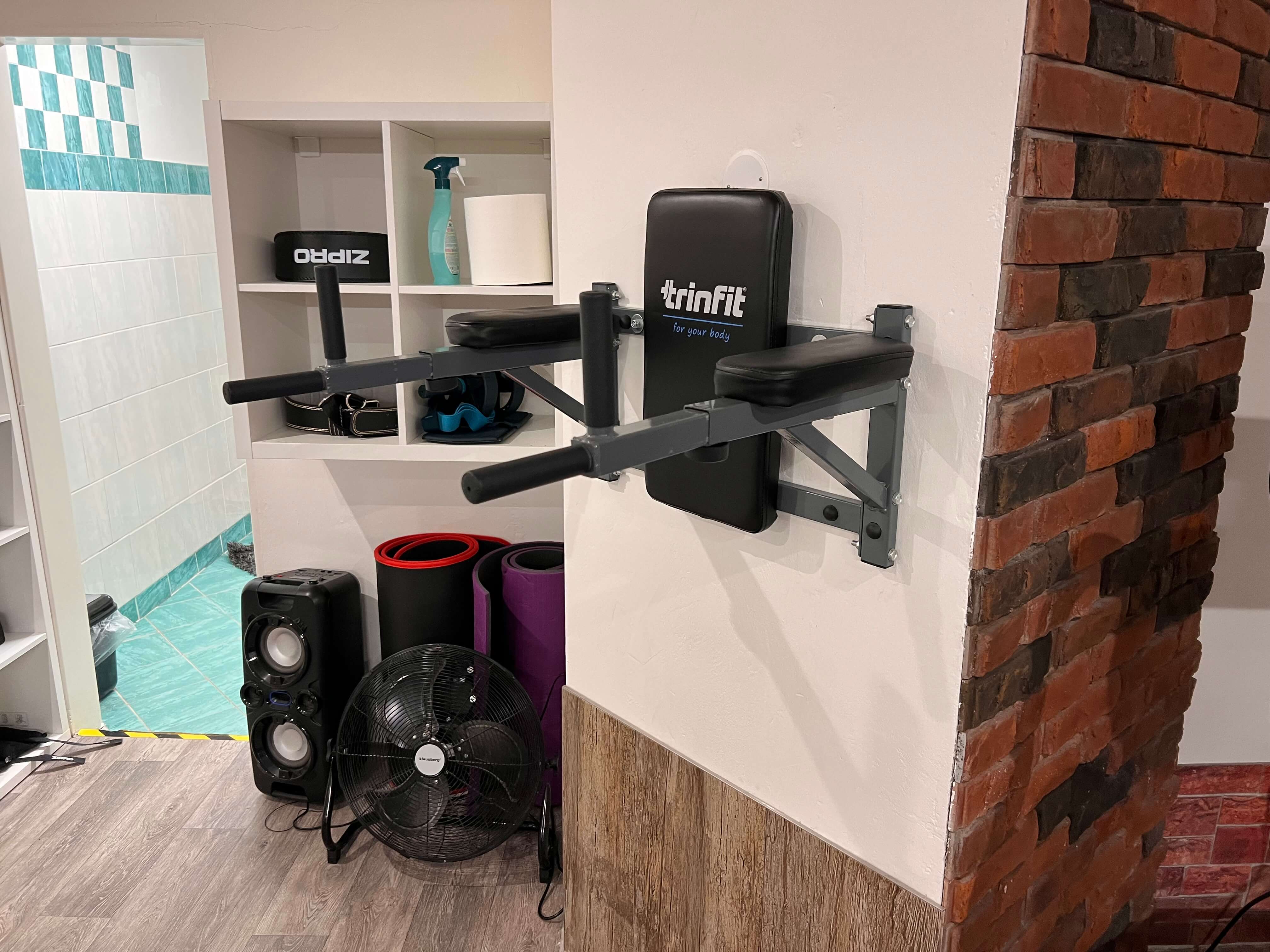 V GymHome myslíme na detaily – k dispozici je hrazda s opěrkou pro posilování břicha a trupu, odkládací polička s pomůckami i výkonný ventilátor a reproduktor pro maximální komfort během tréninku.