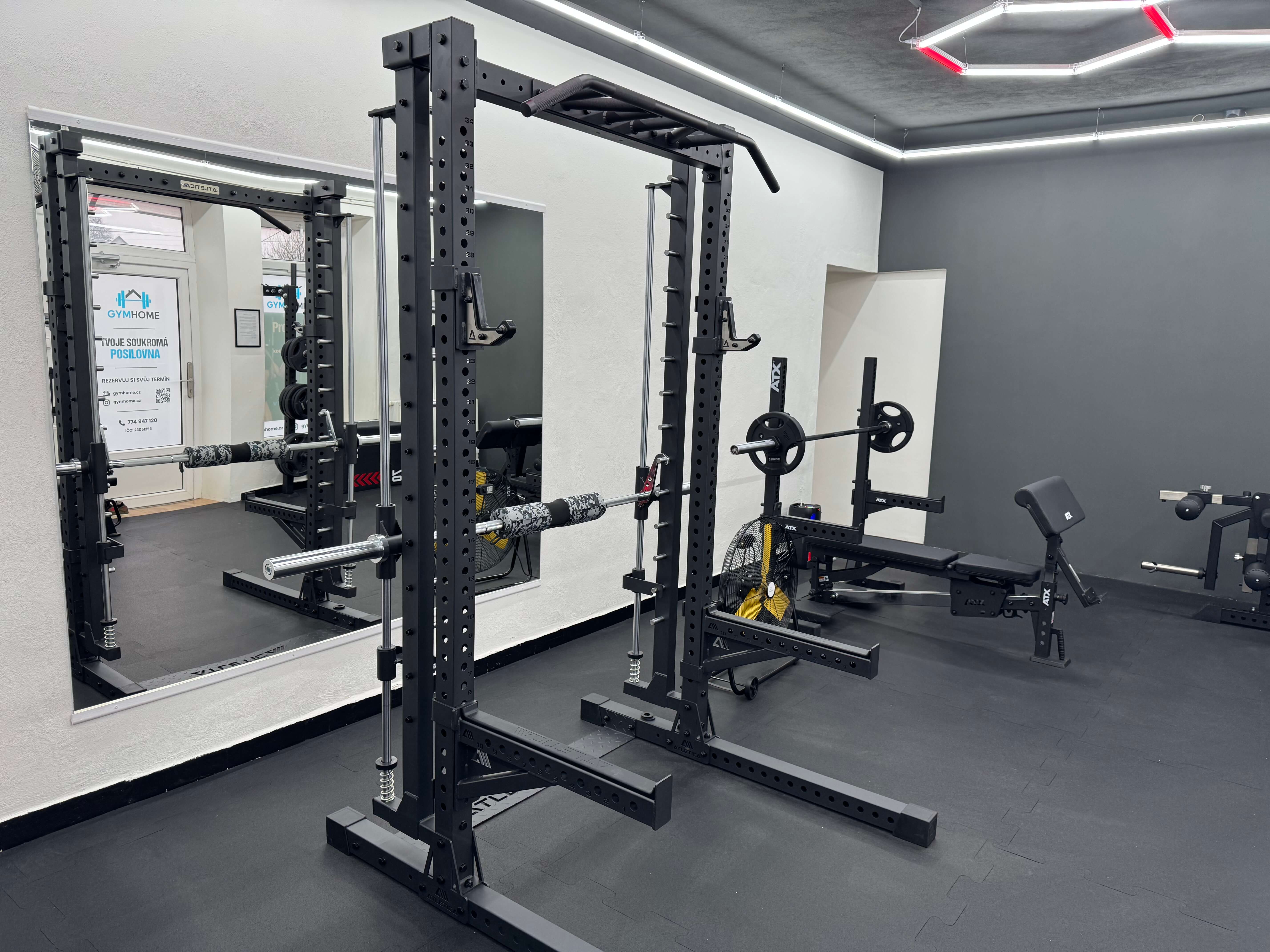 V GymHome máte k dispozici profesionální silovou zónu – robustní multipress, robustní bench lavici s nastavitelnými úhly, Rack pro dřepy. Ideální prostředí pro technický trénink, progres a maximální soustředění bez rušení.