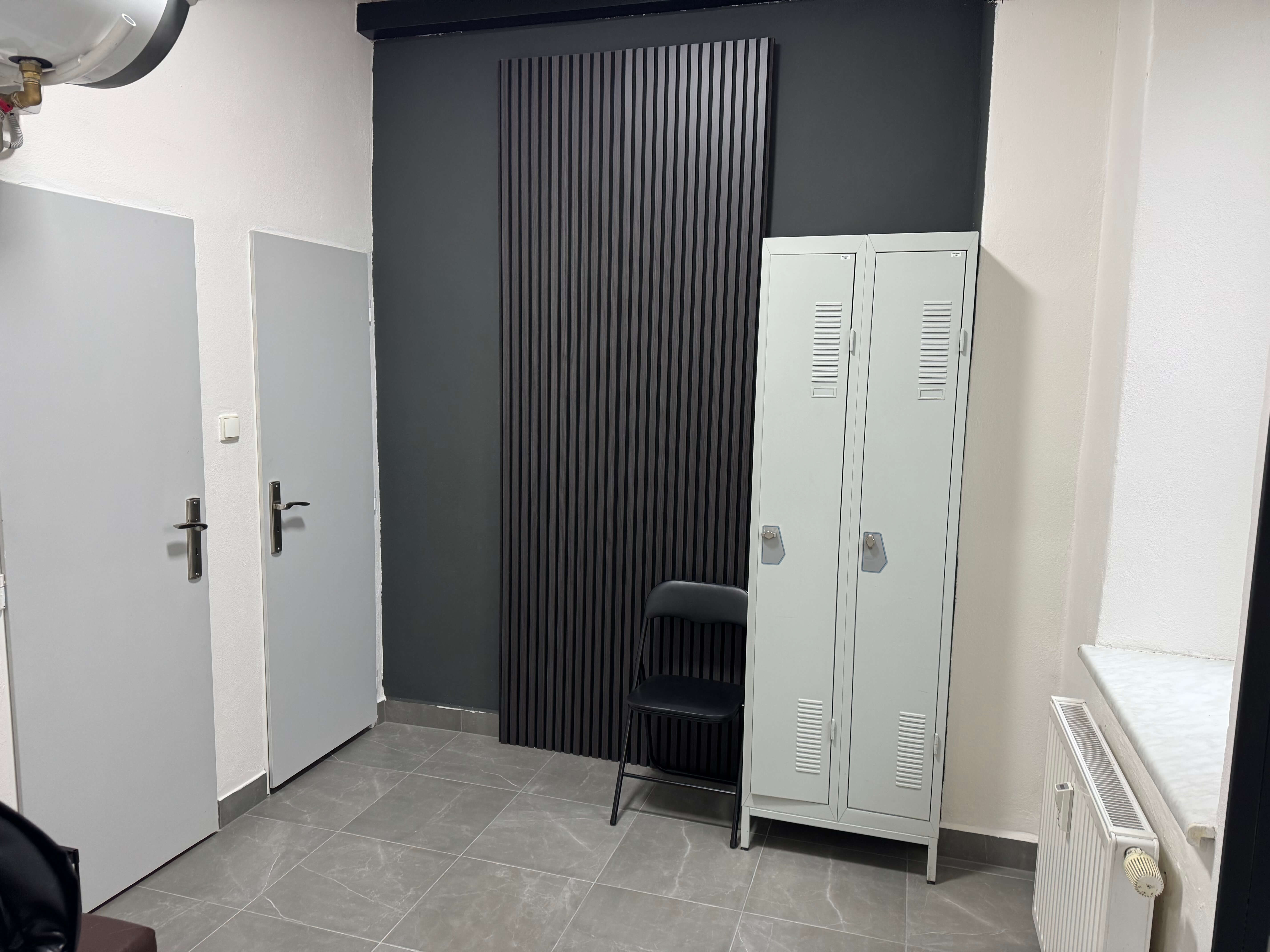 Šatna se sociálním zázemím (sprcha/wc)