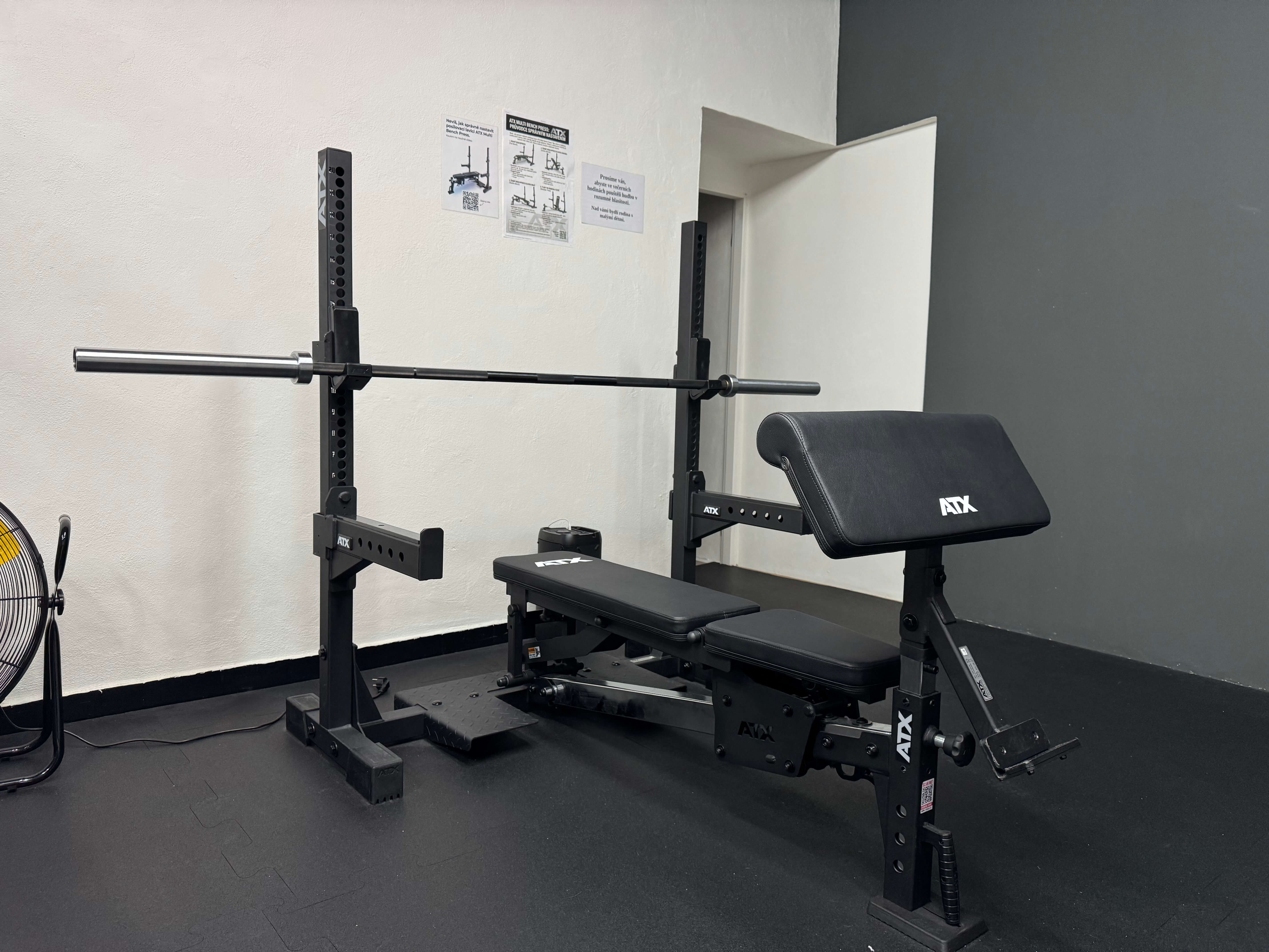 Kvalitní multi bench press s nastavitelnými úhly a bicepsovou opěrkou 