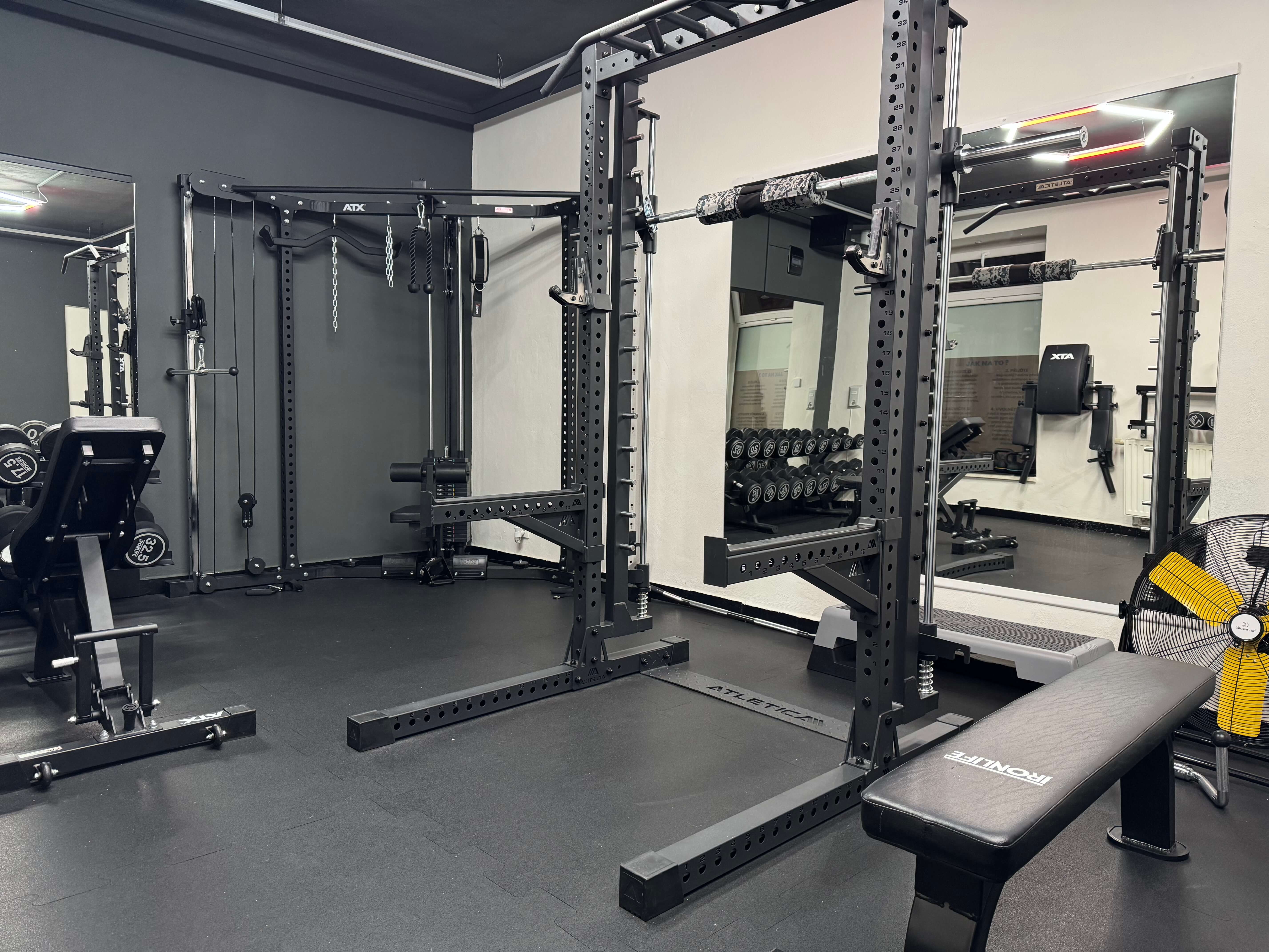 V GymHome máte k dispozici profesionální silovou zónu – robustní multipress, Rack pro dřepy. Ideální prostředí pro technický trénink, progres a maximální soustředění bez rušení.