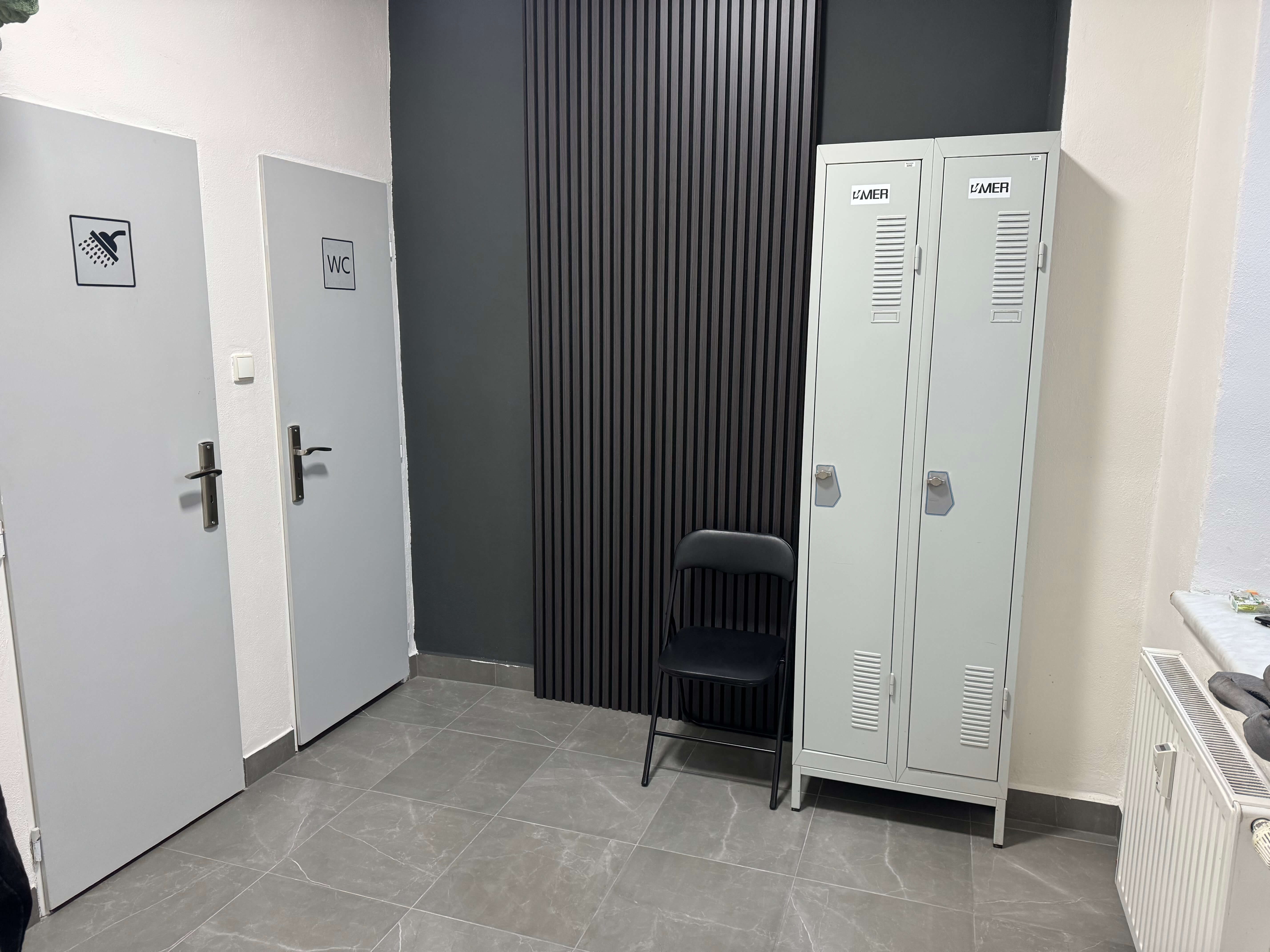 Šatna se sociálním zázemím (sprcha/wc)