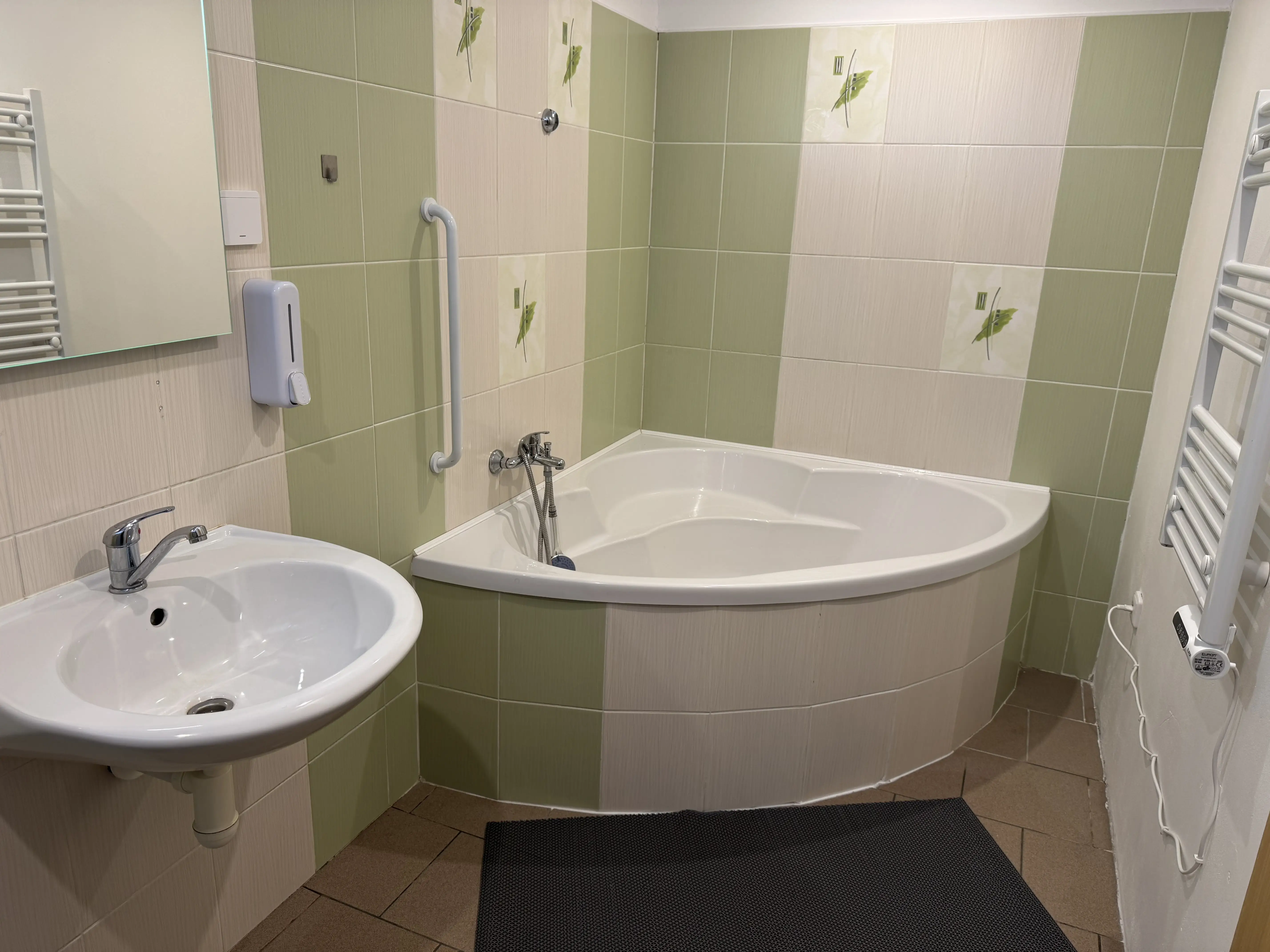 Po tréninku doporučujeme vyrazit do sprchy s dostatečným předstihem, aby vám pohodlně vyšel čas v rámci rezervovaného termínu. Děkujeme, že myslíte na další návštěvníky.