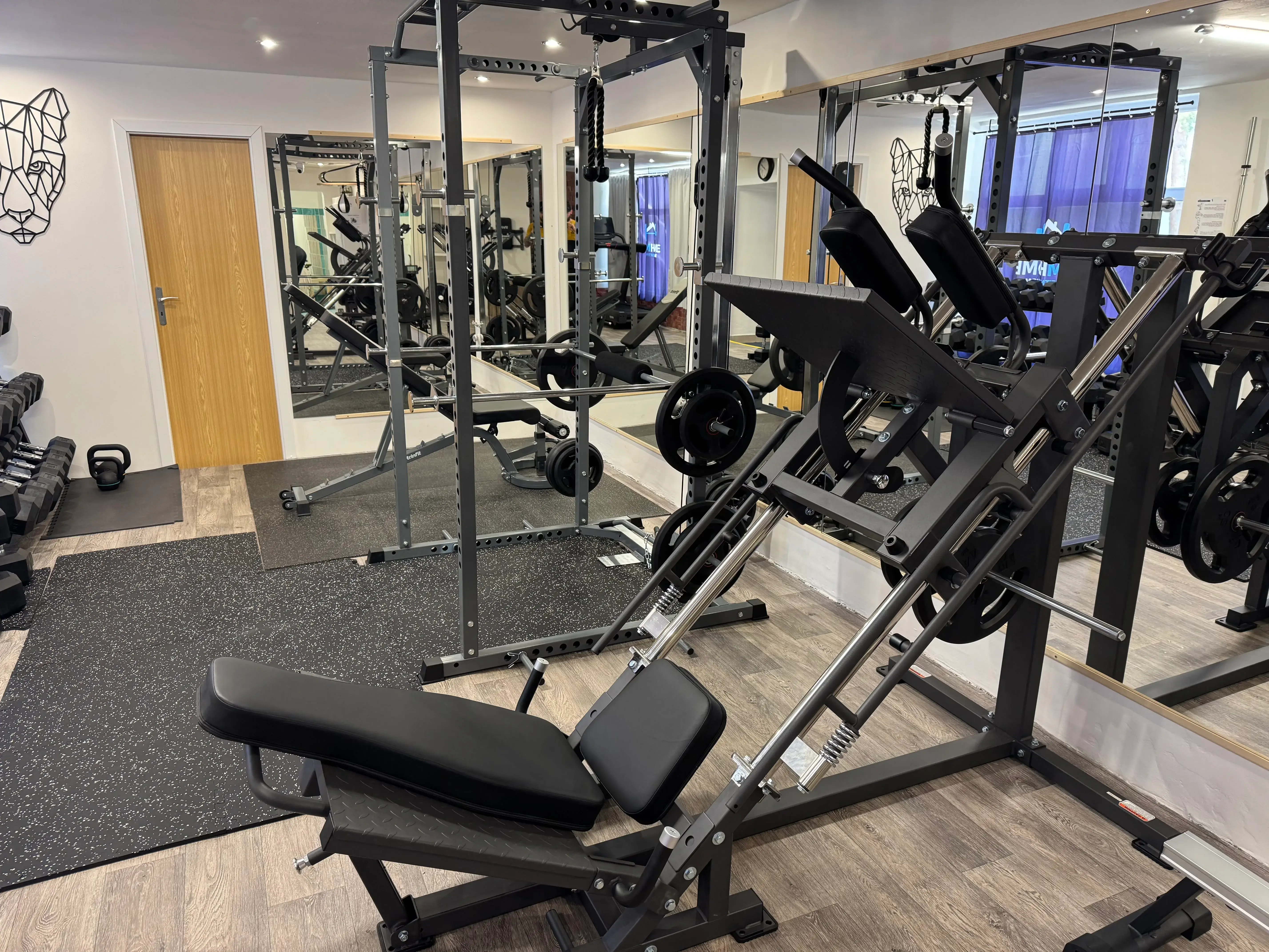 V GymHome máte k dispozici plně vybavenou silovou zónu – multipress, nakládací leg press, jednoručky, kotouče i lavice pro všestranný trénink celého těla. Perfektní prostředí pro sílu, techniku i progres.