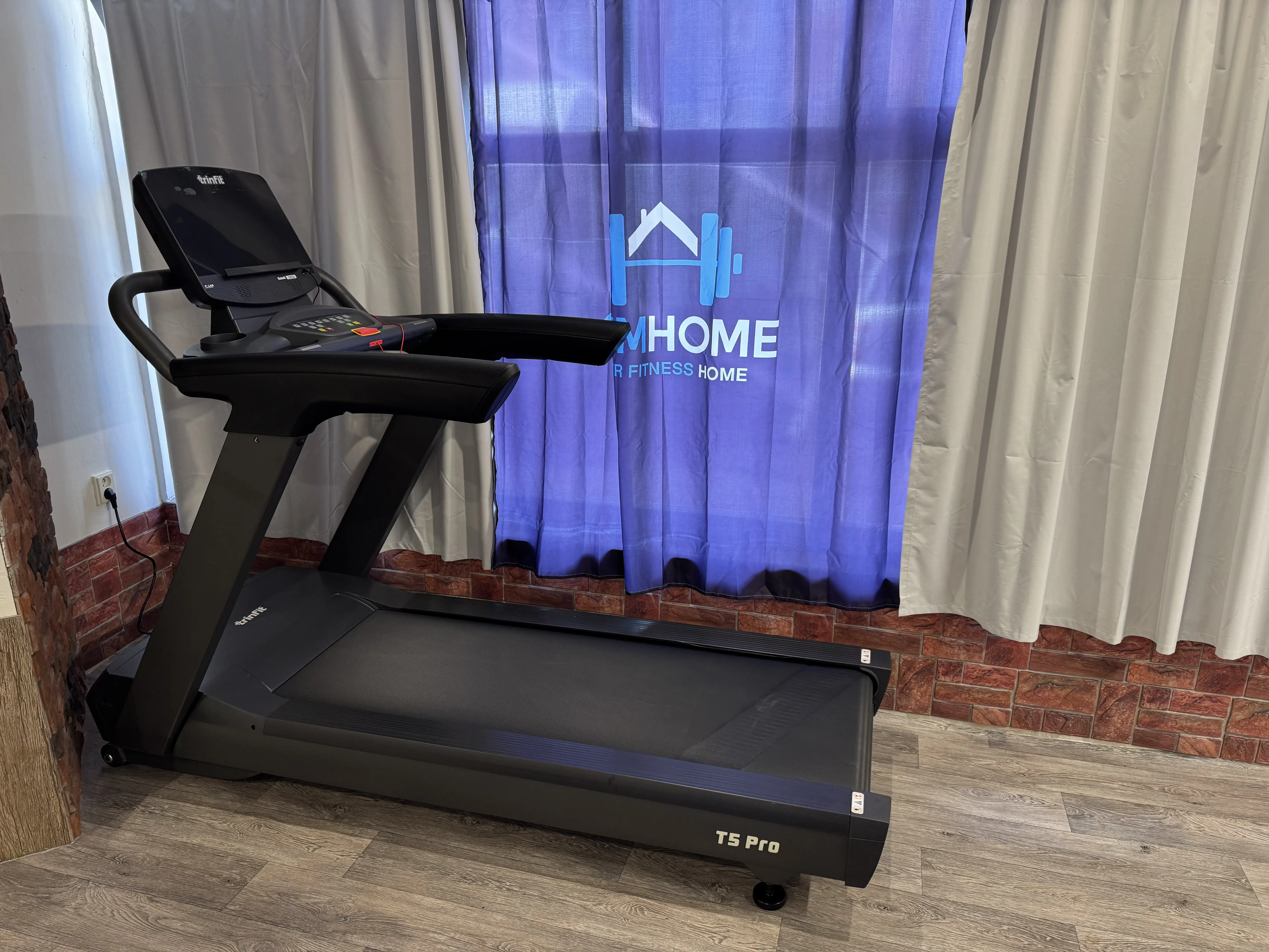 V GymHome najdete kvalitní běžecký pás, ideální pro svižné kardio, zahřátí nebo intenzivní intervalový trénink. Skvělý způsob, jak nastartovat metabolismus a připravit tělo na zátěž.