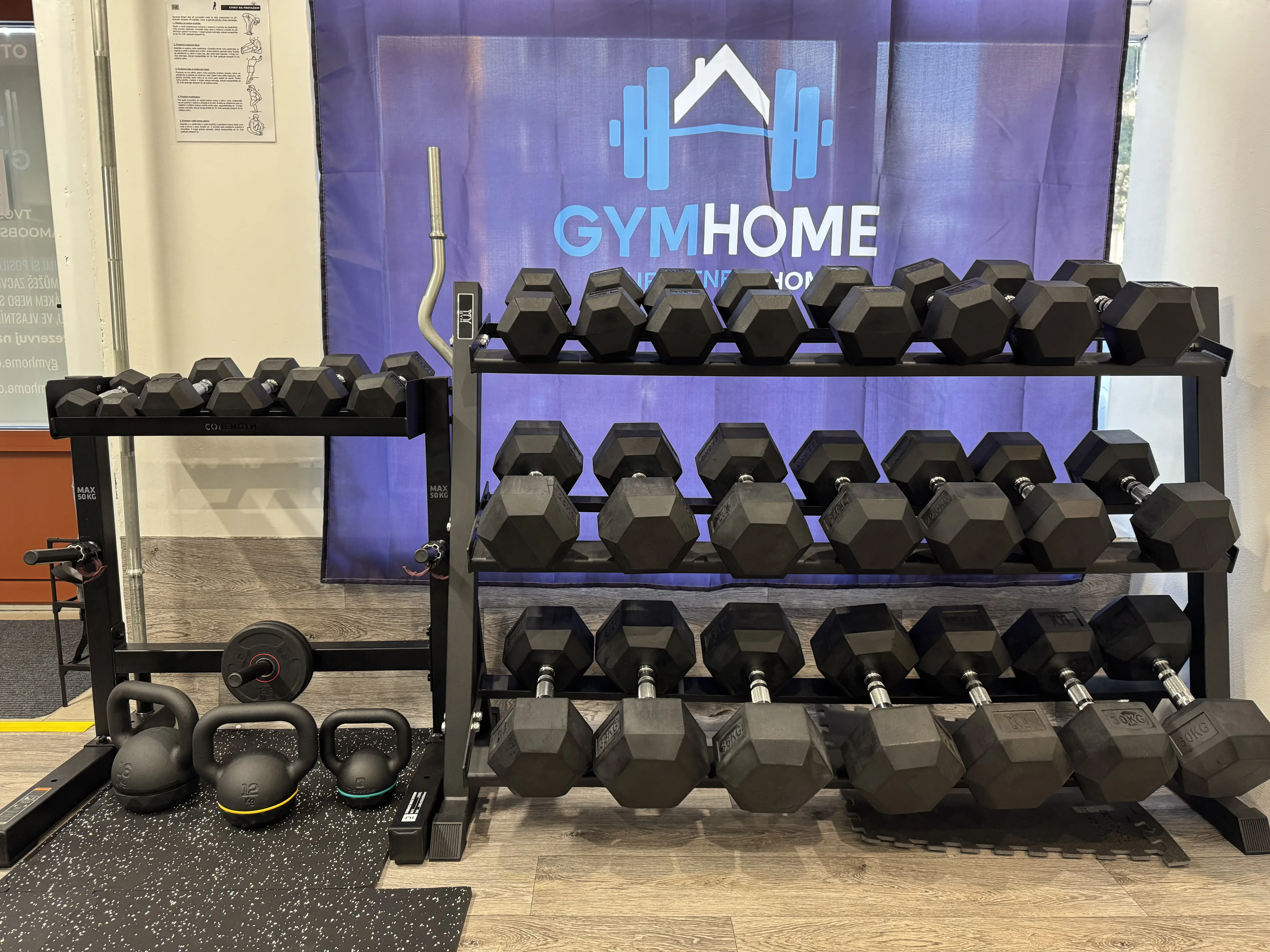 Činky od 2.5kg do 35kg, kattlebely 8,12,16Kg, tricepsová osa, vzpěračská tyč.